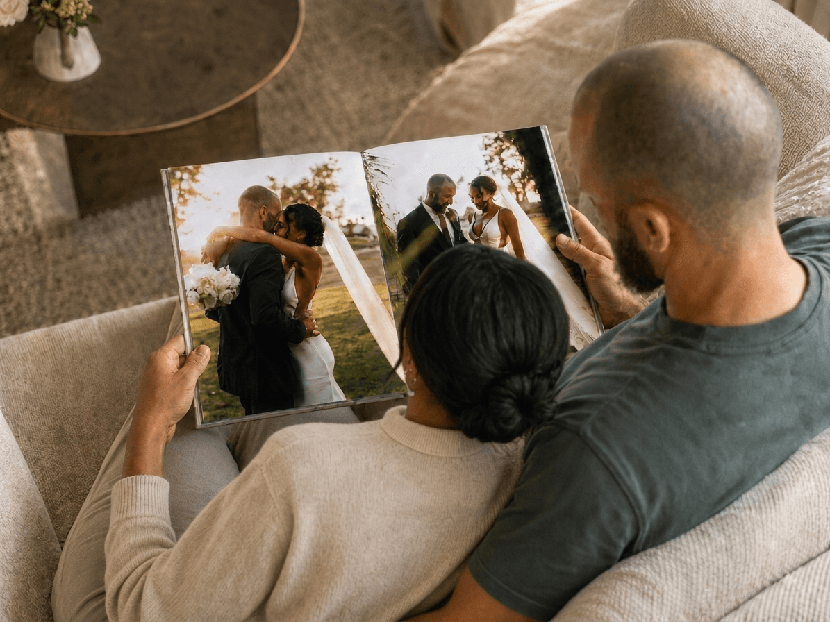 Casal segurando álbum de casamento
